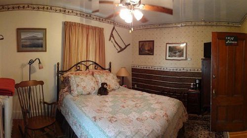 The Young House Bed And Breakfast Millinocket Extérieur photo